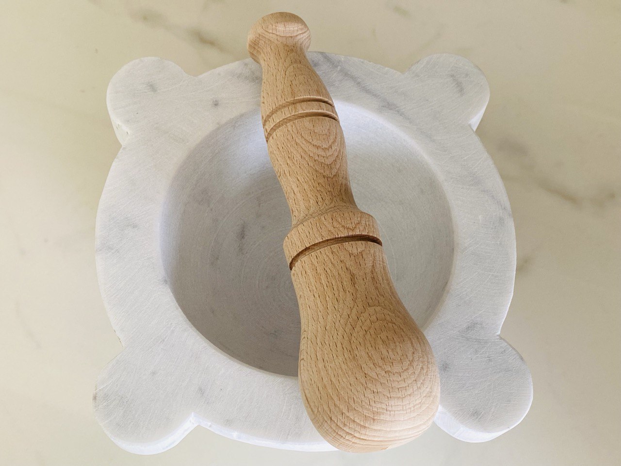 Mortar diameter 20 cm in White Carrara Marble with Beech Wood Pestle
