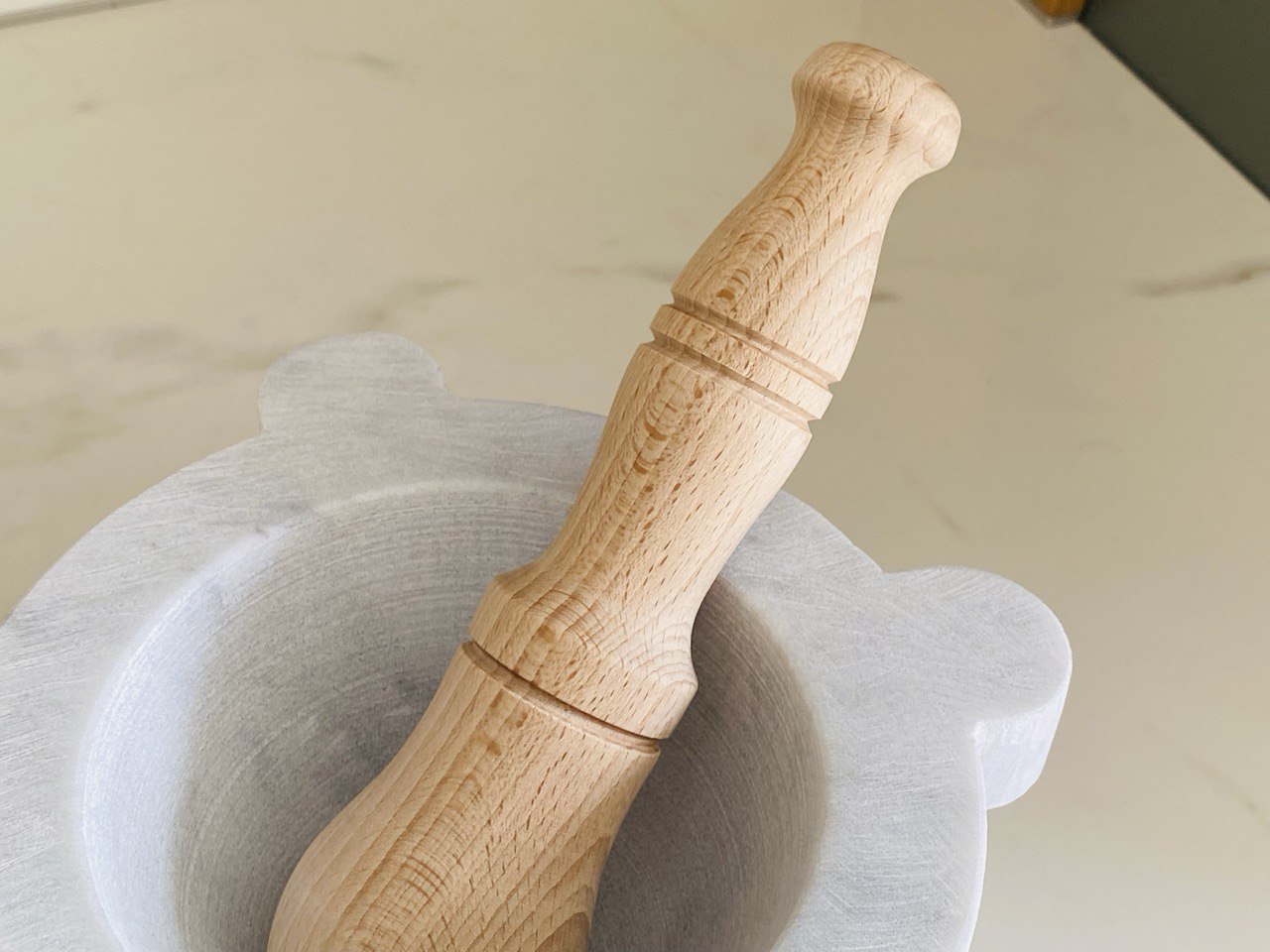 Mortaio diametro 18 cm in Marmo Bianco di Carrara con pestello in legno di Faggio