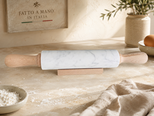 Mattarello in Marmo Bianco di Carrara (Lunghezza 47 cm) con manici in legno di faggio