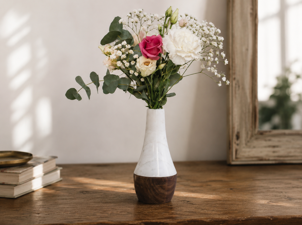 Decorative vase in Carrara marble and oak - Fiasco model