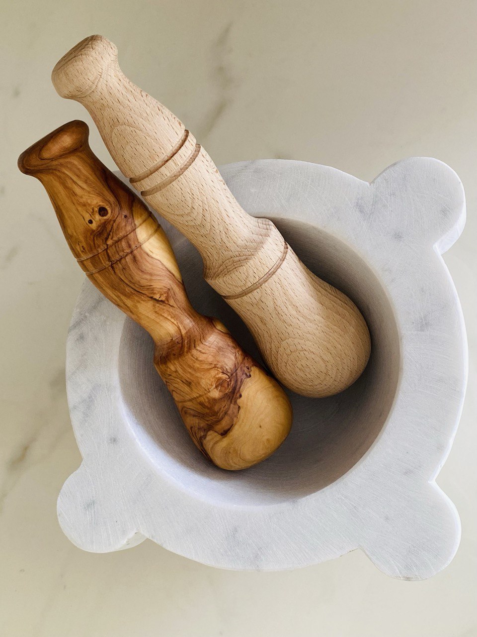 Mörser 20 cm Durchmesser aus weißem Carrara-Marmor mit Stößel aus Olivenholz + Stößel aus Buchenholz