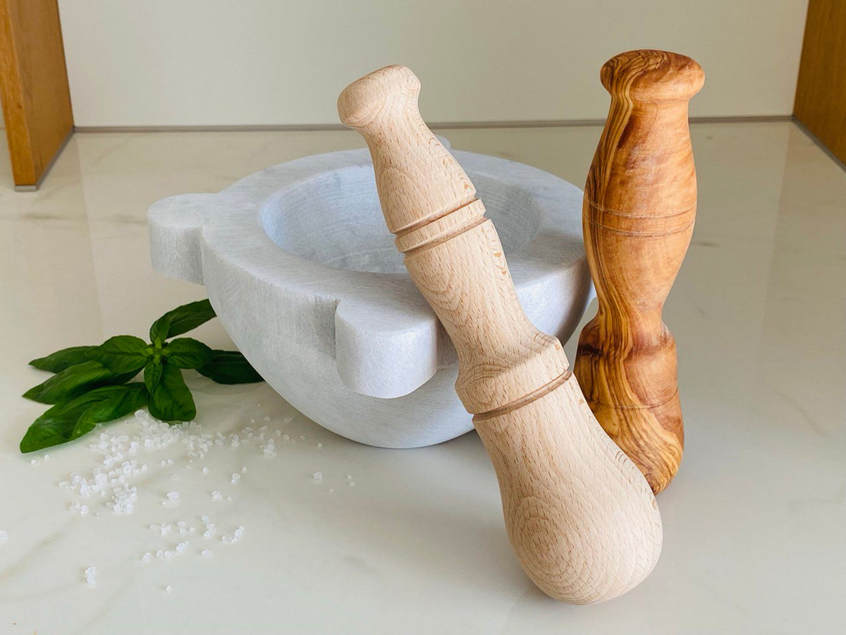 Mortaio diametro 18 cm in Marmo Bianco di Carrara con pestello in legno di Ulivo + pestello in legno di Faggio