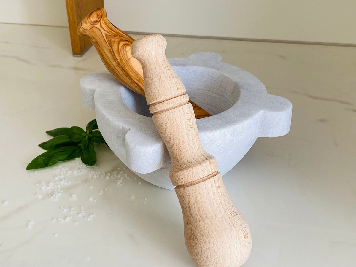Mortaio diametro 18 cm in Marmo Bianco di Carrara con pestello in legno di Ulivo + pestello in legno di Faggio