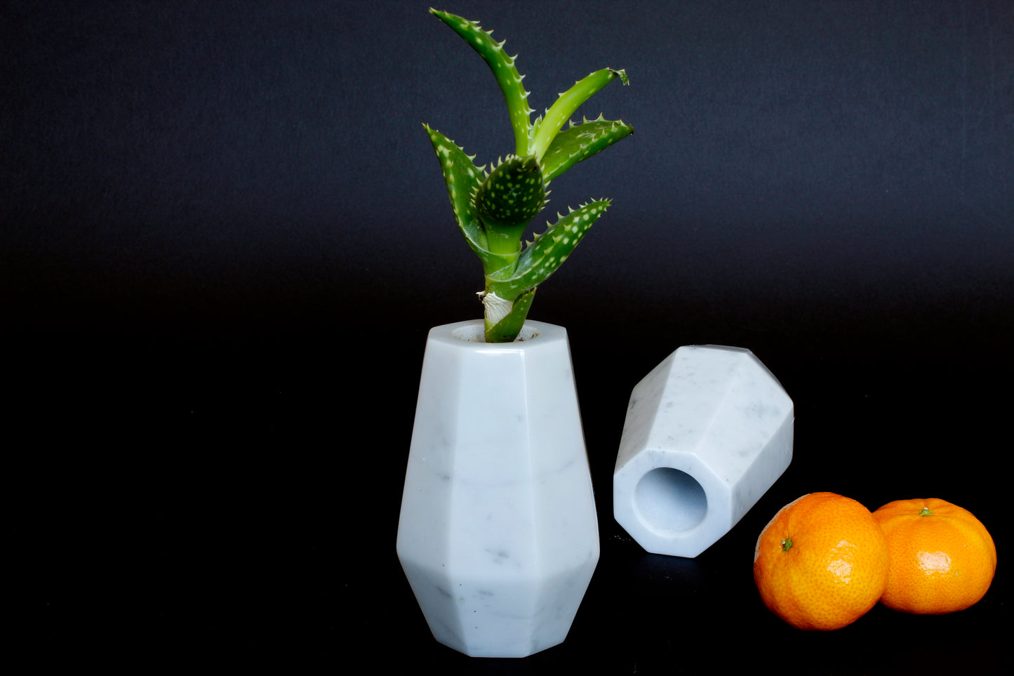 Decorative vase in white Carrara marble - Atene model