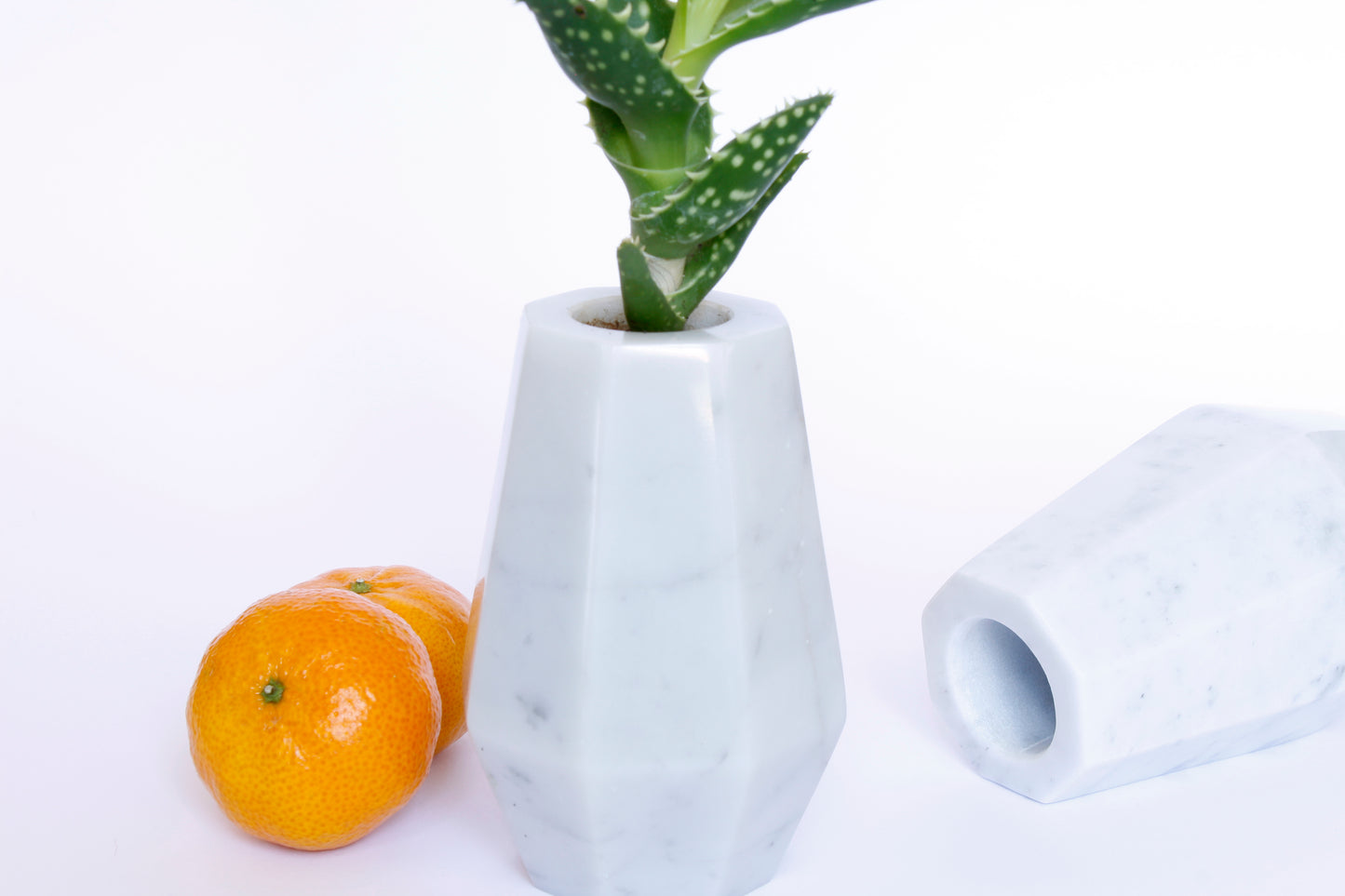 Decorative vase in white Carrara marble - Atene model